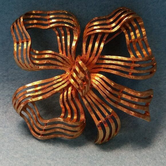 Monet Vintage Gold tone open metal Bow Brooch - Picture 5 of 5